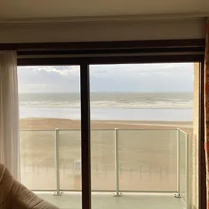 Seagull, Ruim En Volledig Vernieuwd Met Zeezicht In Westende Appartement